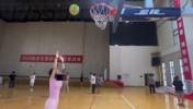 看女大学生三步上篮，感觉手脚都不是自己的😂