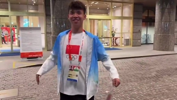 弟弟乐开花！王钰栋姐姐现场喊王钰栋再跳一遍&ldquo;马竞战舞&rdquo;~