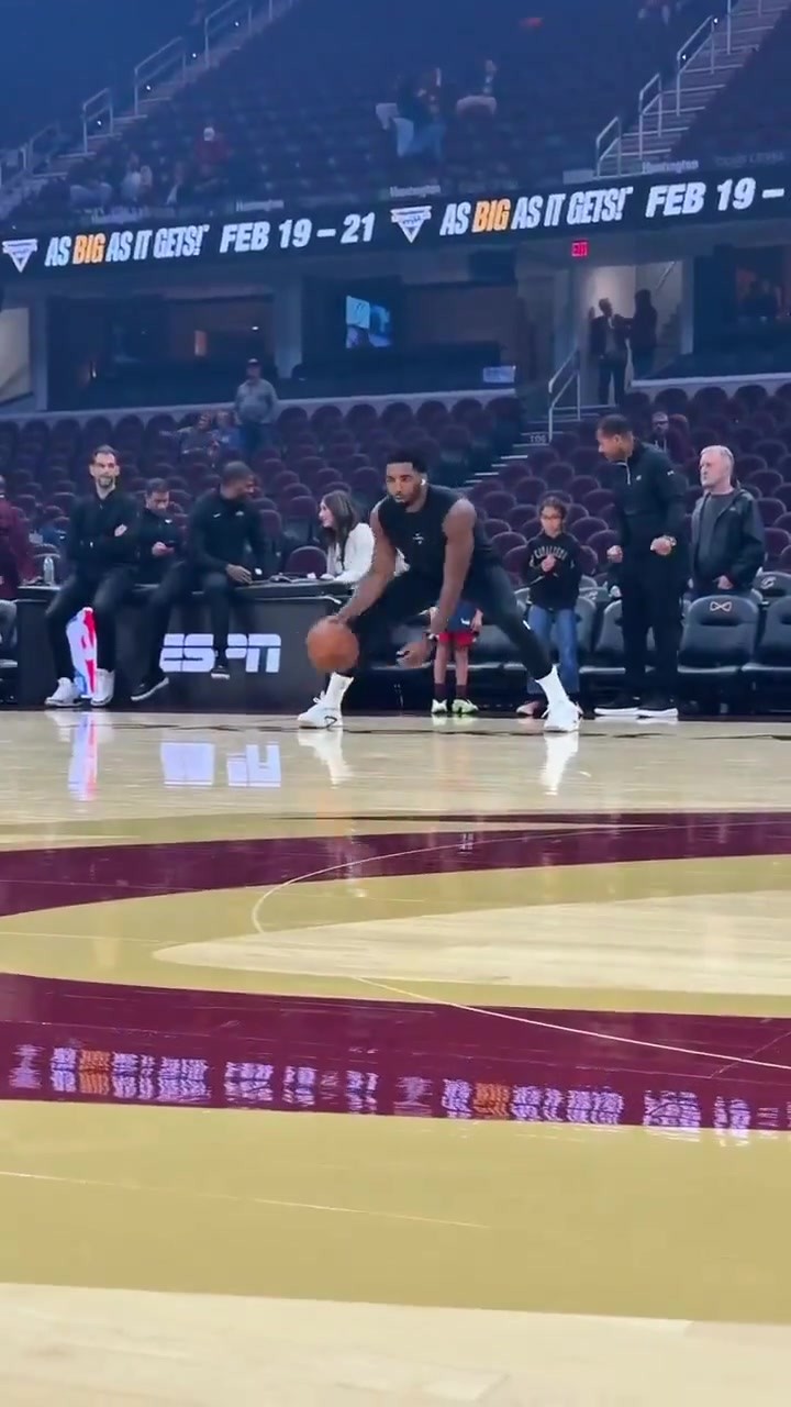 nba季前赛 米切尔赛前热身时磨练他的运球技巧！！！